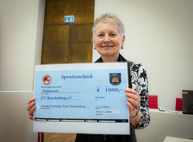 Foto eines Spendenschecks über 1000 Euro für den ENT