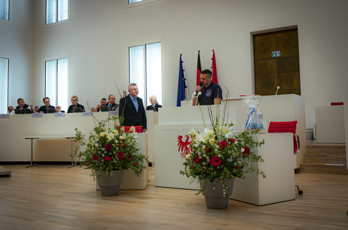Foto von Herrn Tiedt und Herrn Mehlhorn bei der Ehrung am Rednerpult im Plenarsaal