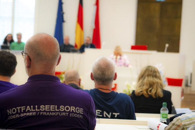 Foto von Gästen im Plenarsaal des Landtags Brandenburg