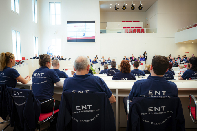 Foto von Gästen im Plenarsaal des Landtags Brandenburg