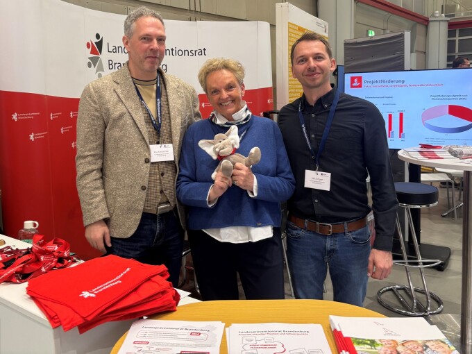 Mitarbeitende des Landespräventionsrates im Austausch mit Vertreterin des Landes Mecklenburg-Vorpommern