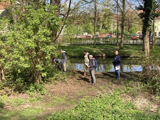 Eine Gruppe von Schülern such mittels GPS-Koordinaten nach einem "Schatz" 