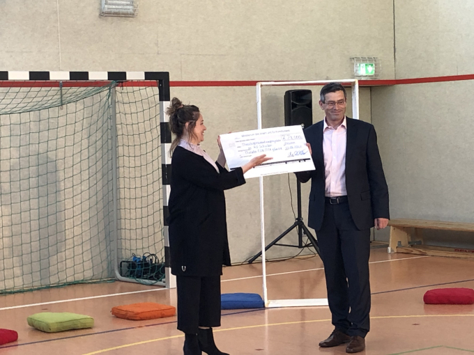 Staatssekretär Schüler überreicht Förderscheck des LPR an Frau Weyand vom Theater EUKITEA