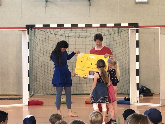 Kinder bedanken sich bei Schauspielteam