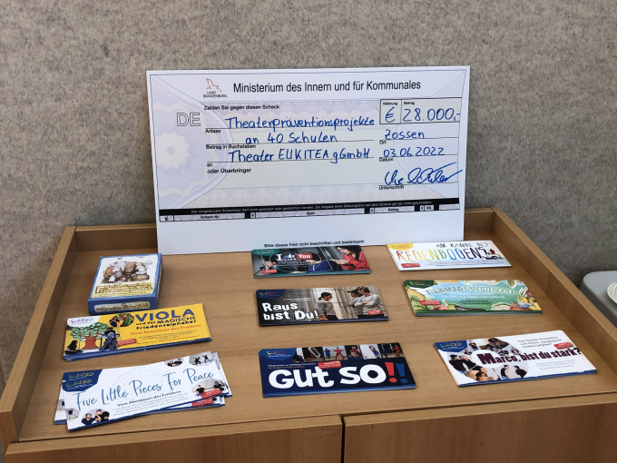 auf einem Sideboard ist das Angeot des Theaters in Form von Flyern ausgelegt