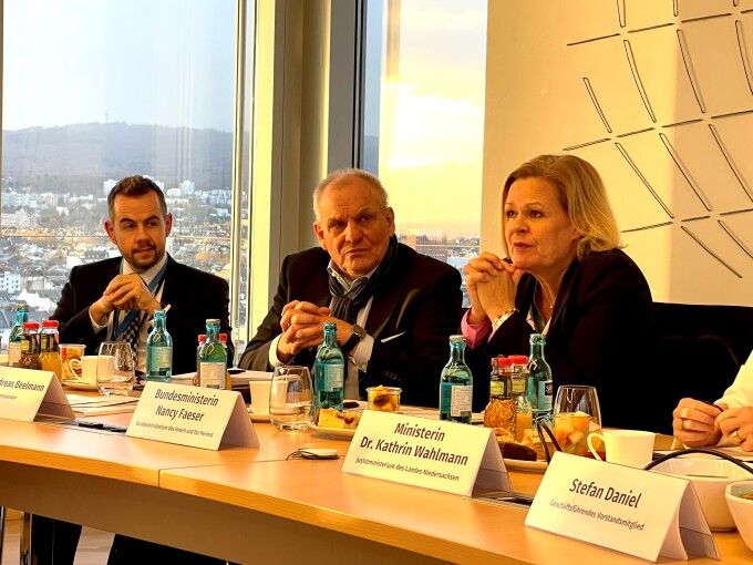 Bundesinnenministerin Nancy Faeser und weitere Teilnehmende bei Beratung auf Kuratorium DFK 2024