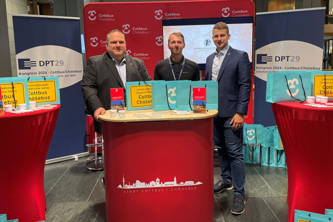 Foto vom Informationsstand und dem Team der Stadt Cottbus auf dem Deutschen Präventionstag in Mannheim 2023