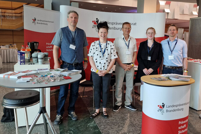 Foto vom Informationsstand und dem Team des LPR auf dem Deutschen Präventionstag in Mannheim 2023