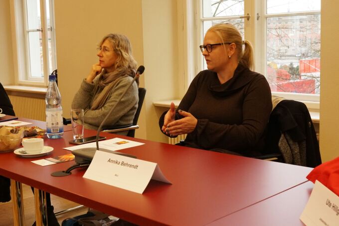 Foto vom Gespräch mit Vertreterinnen des  Gesundheits- und Justizministeriums