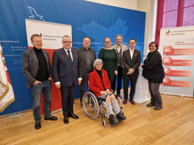 Gruppenfoto von Innenminister Stübgen und den Beiratsmitgliedern