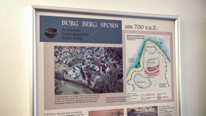 Archäologische Karten an der Wand im Polizeigebäude