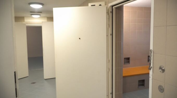 Zellen innerhalb des Polizeigebäudes