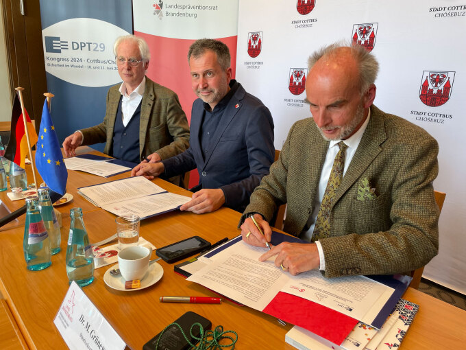 v.l.n.r.: Prof. Marks vom DPT, Oberbürgermeister Tobias Schick, Innenstaatssekretär Dr. Grünewald