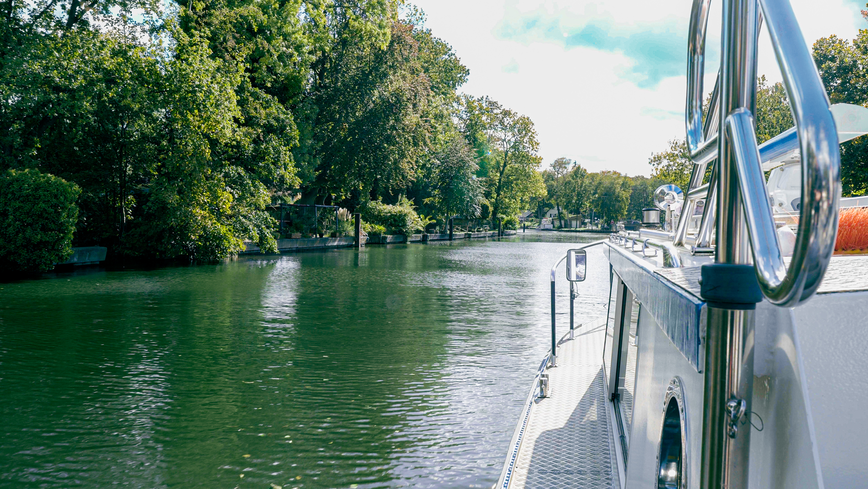 Bild: Ein Boot der Wasserschutzpolizei unterwegs auf einem Kanal durch eine Ortschaft